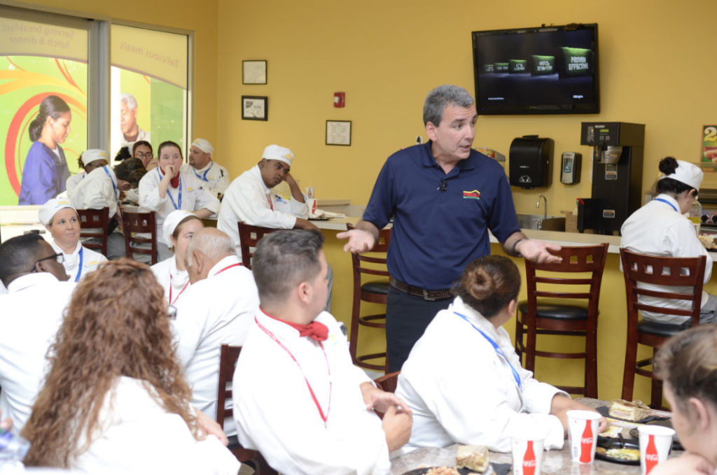 Felipe Pérez comparte historia de El Meson Sandwiches con estudiantes de Florida Central